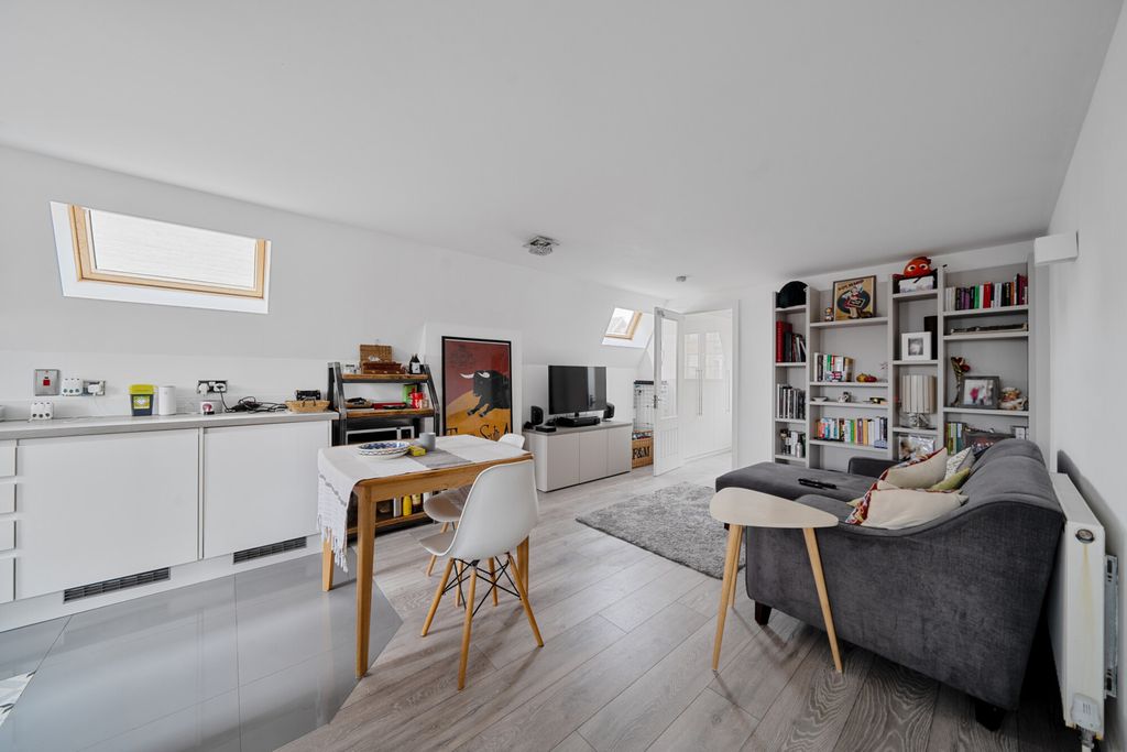 Property photo 1 of 17 1300586-11-684187...