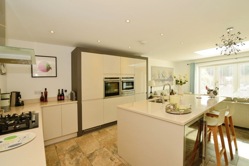 Property photo 3 of 17 Kitchen