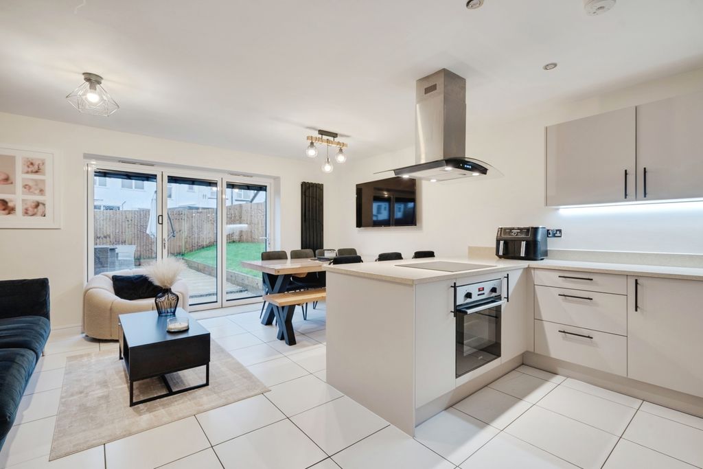 Property photo 3 of 21 Pbox-Img.Jpg