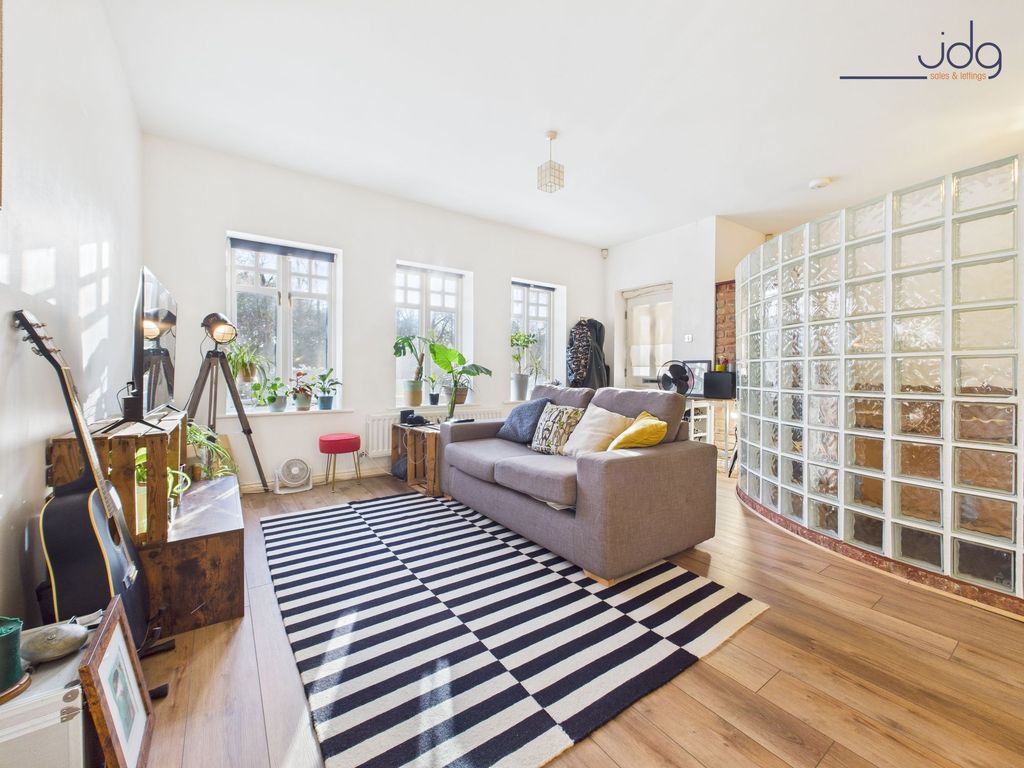 Property photo 3 of 10 Spacious Living Area