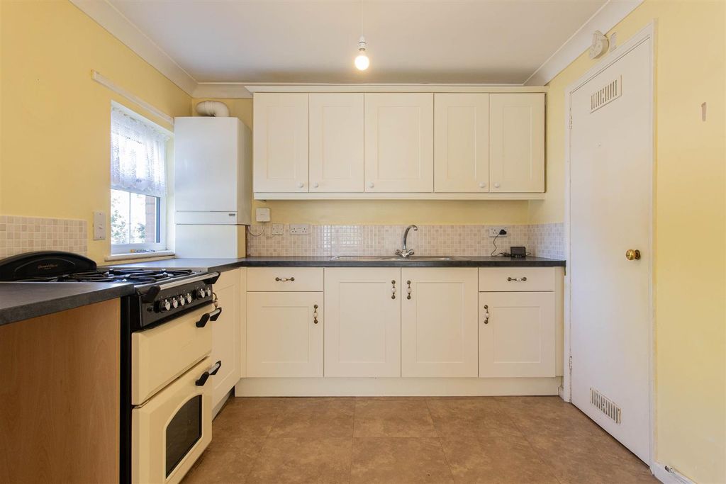 Property photo 3 of 19 Kitchen