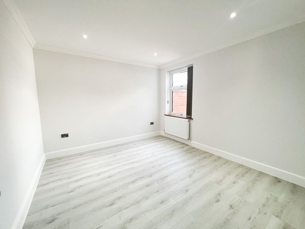 Property photo 3 of 4 Tomswood Hill Ig6
