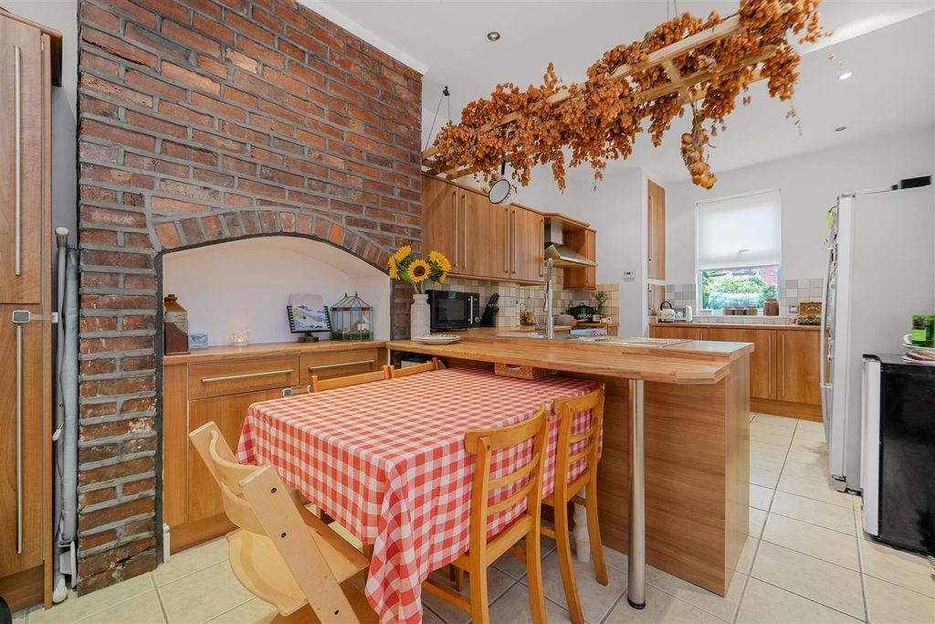 Property photo 3 of 40