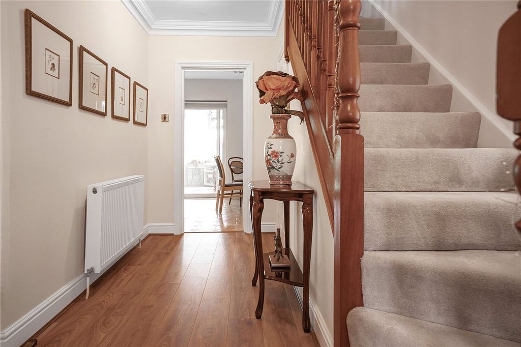 Property photo 2 of 11 Hallway