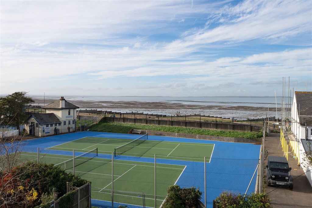 Property photo 2 of 17 Marine Gap, Whitstable