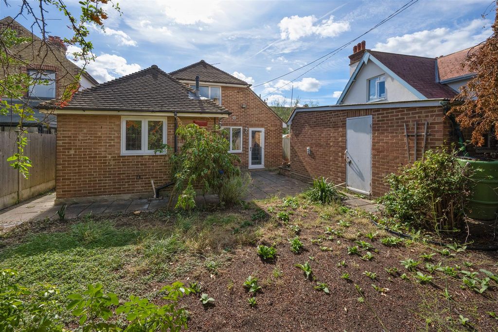 Property photo 2 of 18 Argyle Road, Whitstable