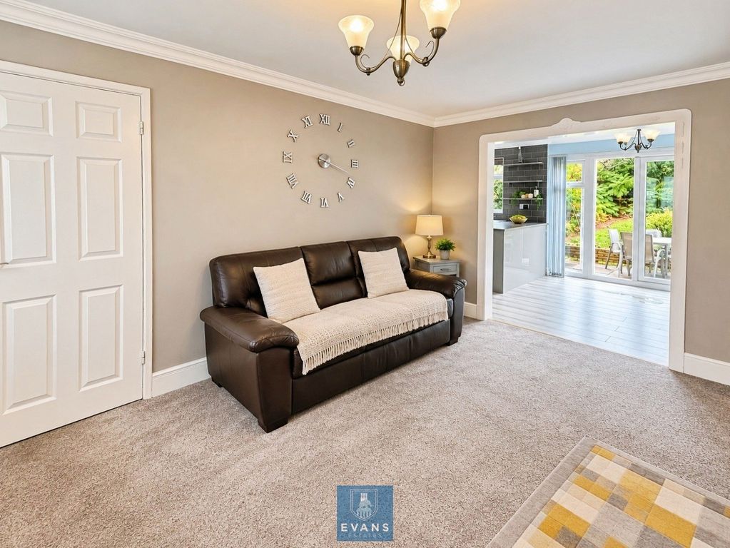 Property photo 3 of 11 Lounge