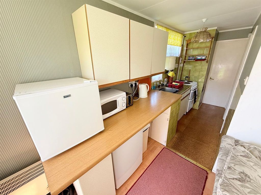 Property photo 3 of 7 Kitchen