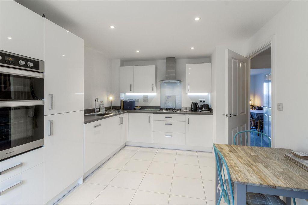 Property photo 2 of 15 Kitchen Breakfast Room