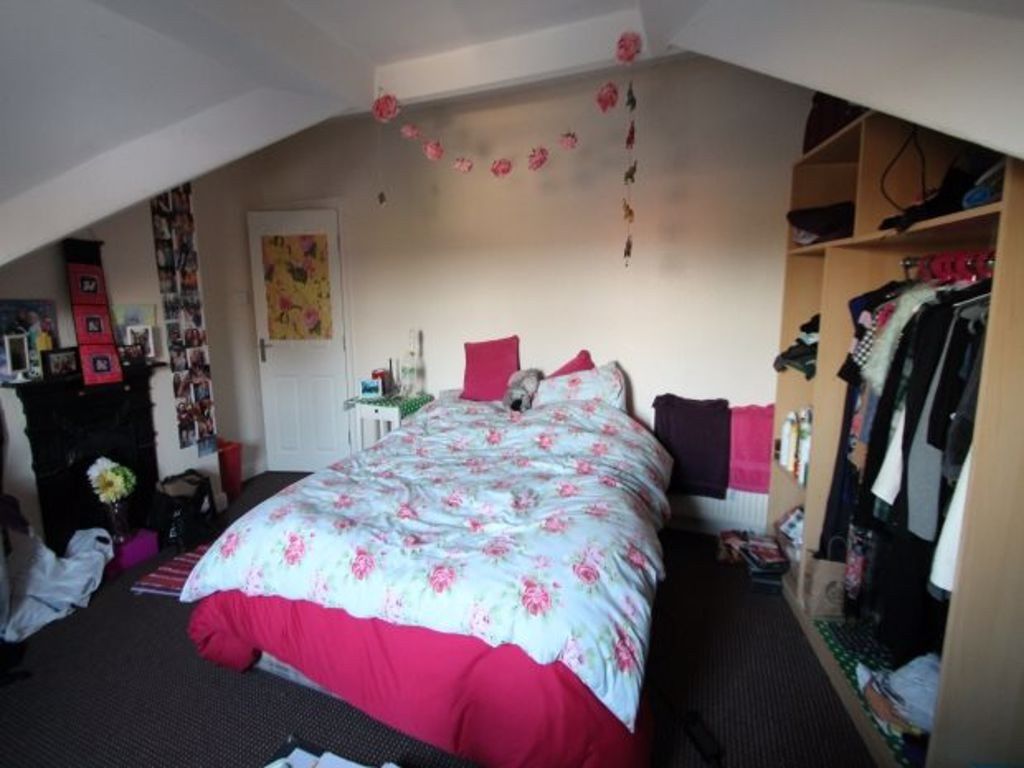 Property photo 1 of 9 A Spacious And Well-Lit Master Bedroom Featuring A...