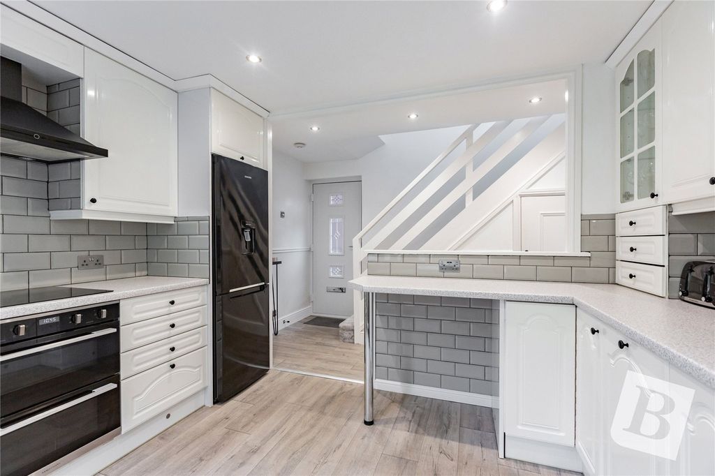 Property photo 1 of 11 Kitchen