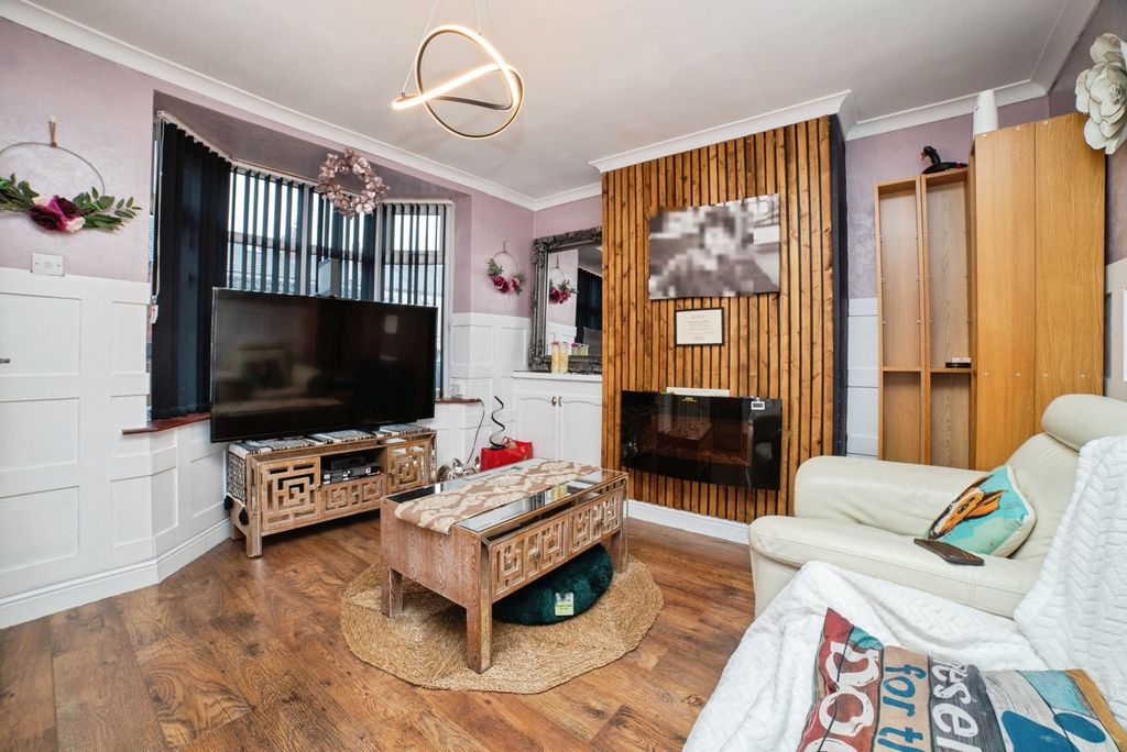 Property photo 2 of 15 Lounge