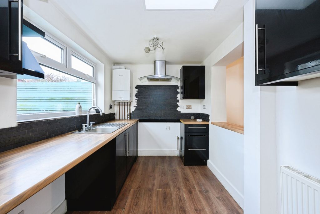 Property photo 3 of 19 Kitchen