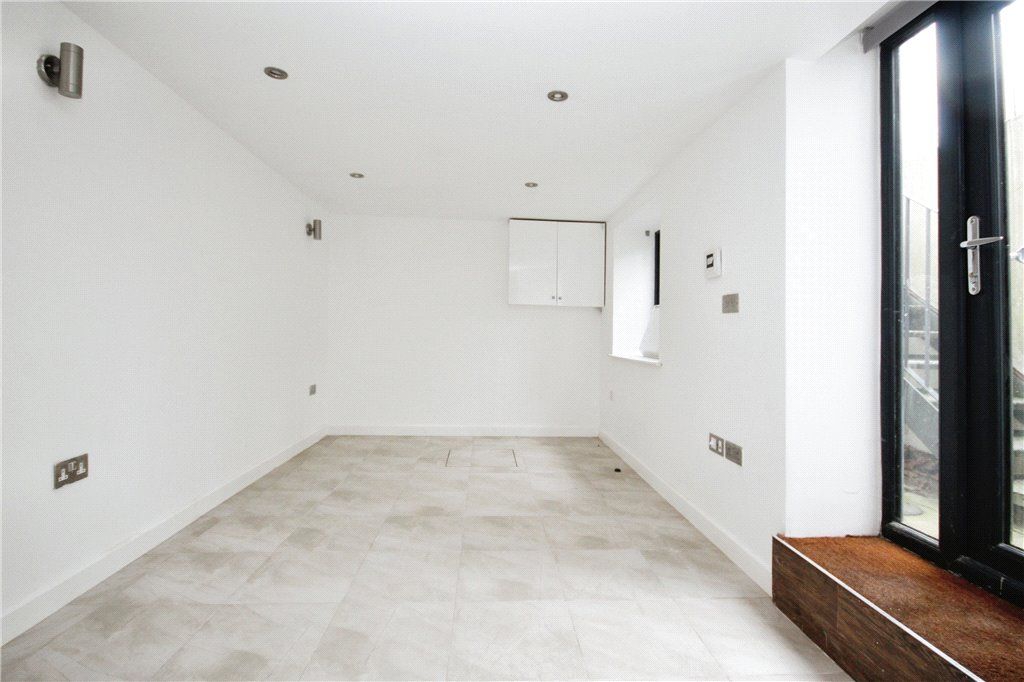 Property photo 2 of 8 Studio