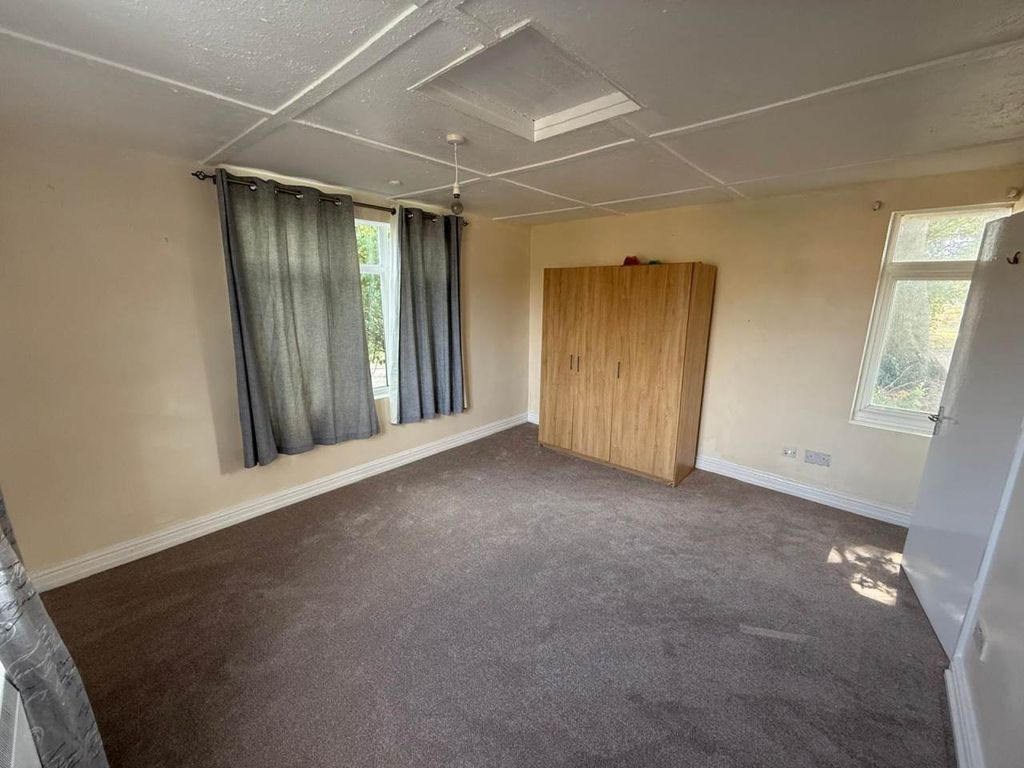 Property photo 2 of 6 Bedroom