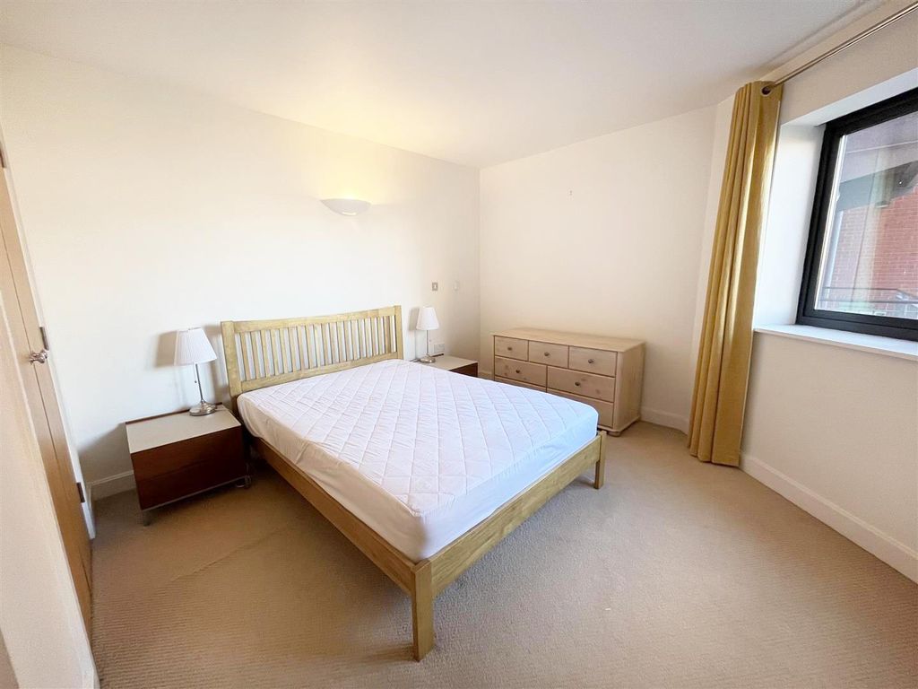 Property photo 2 of 6 Bedroom