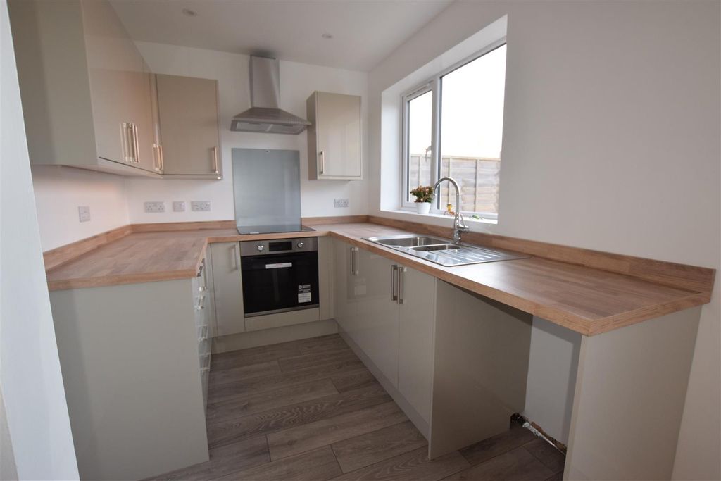 Property photo 3 of 6 8Lc Kitchen.Jpg