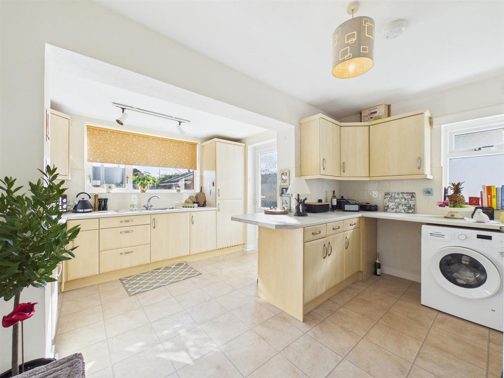 Property photo 3 of 10 Kitchen