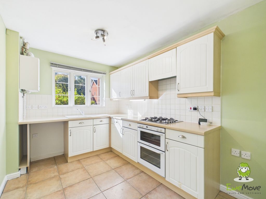 Property photo 2 of 18 Ewemove Basingstoke Highpath Way Kitchen