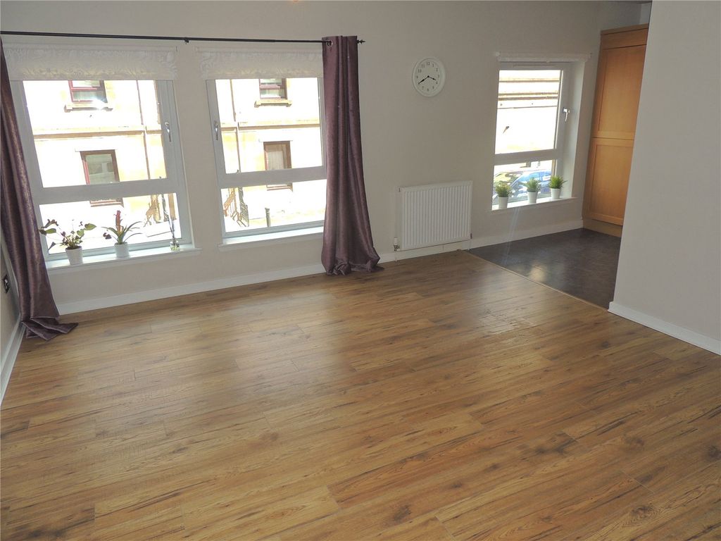 Property photo 3 of 12 Lounge