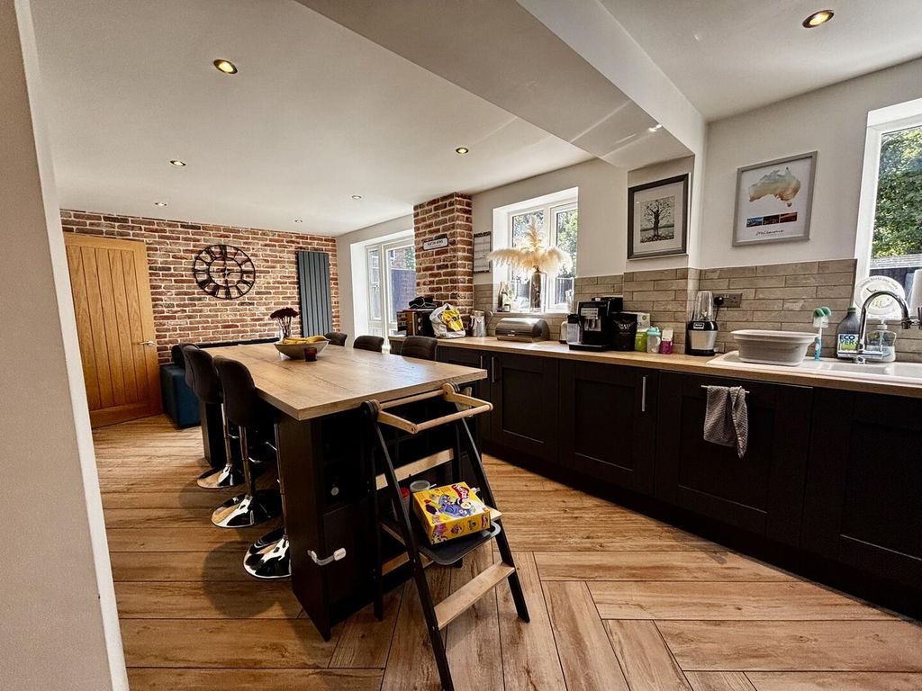 Property photo 2 of 19 Kitchen