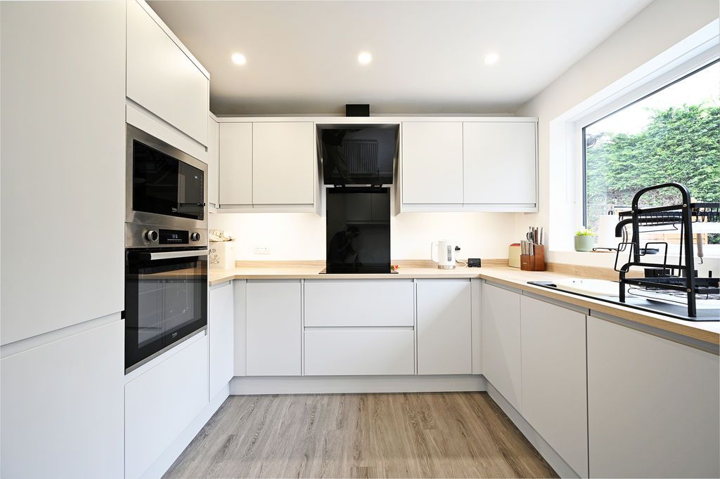 Property photo 3 of 32 Kitchen
