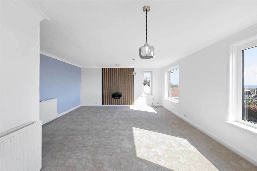 Property photo 3 of 27