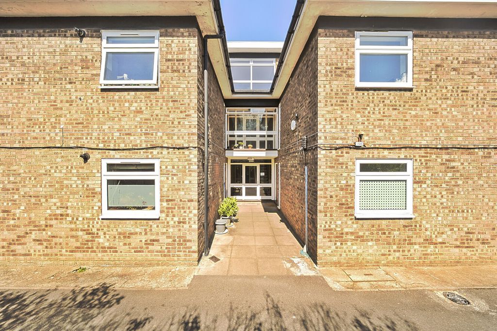 Property photo 2 of 9 1448869-16-69E8B7...