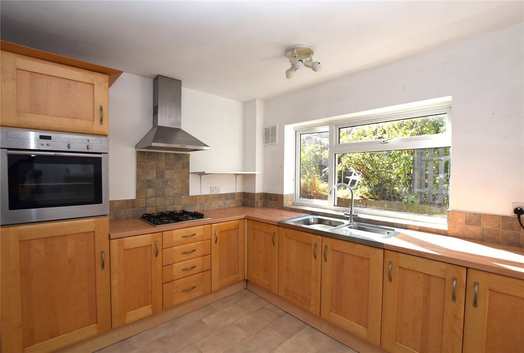 Property photo 3 of 8 Kitchen