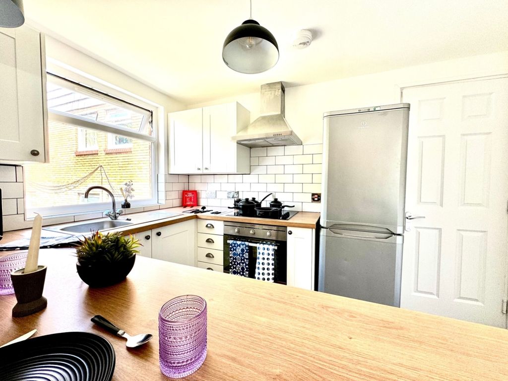 Property photo 1 of 6 Lrg_Kitchen