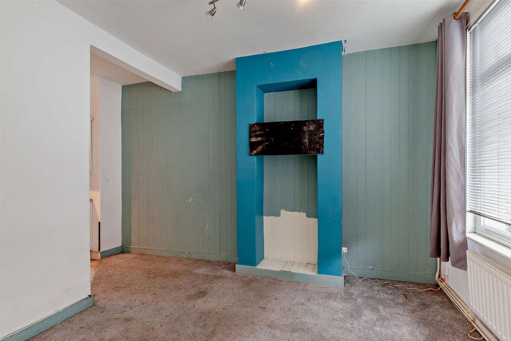 Property photo 3 of 15 8669132-Interior01-800.Jpg