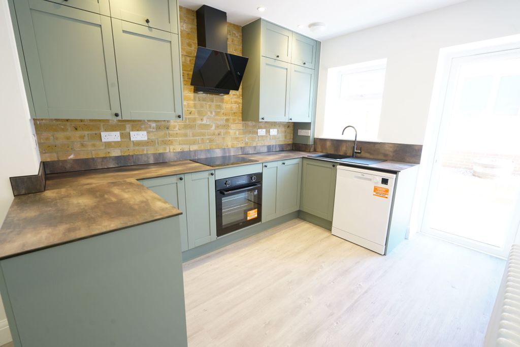 Property photo 2 of 32