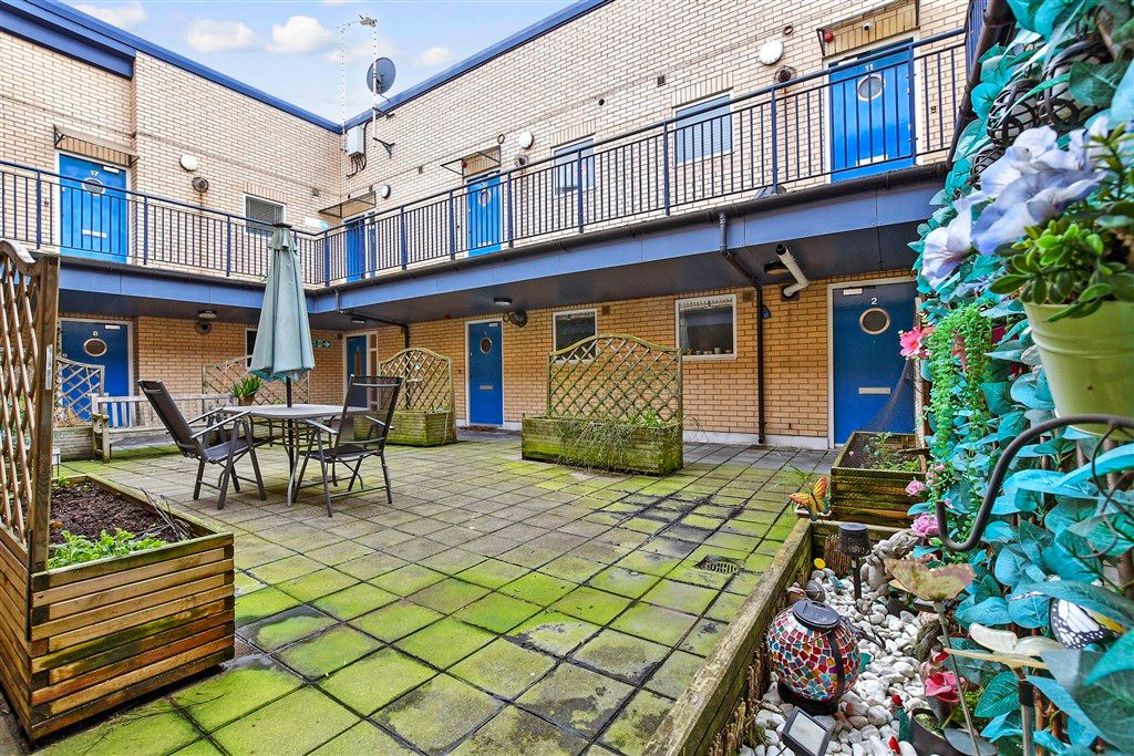 Property photo 2 of 11 Communal Gardens