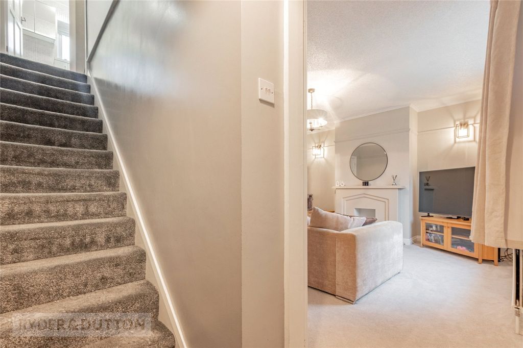 Property photo 2 of 18 Hallway