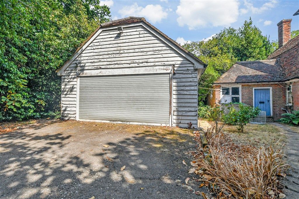 Property photo 1 of 21 Garage