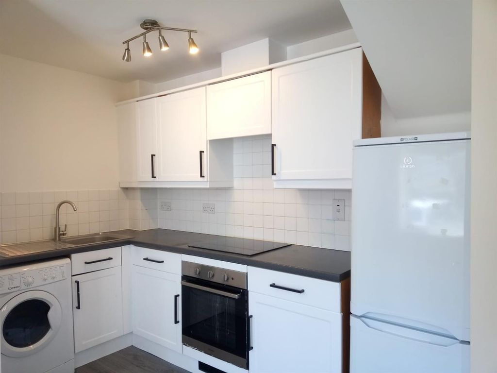 Property photo 3 of 8 Kitchen1.Jpg
