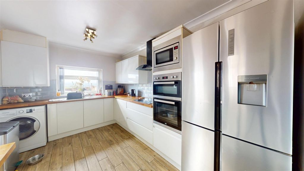 Property photo 2 of 14 Kitchen
