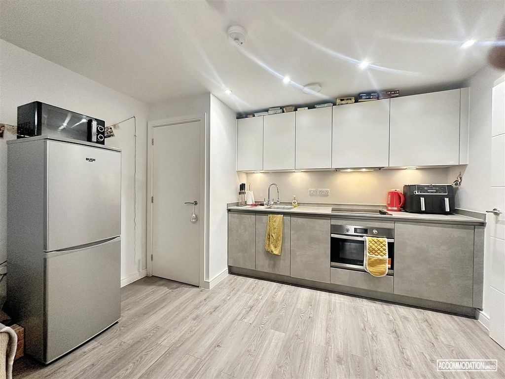 Property photo 3 of 7 Sleek Modern Kitchen With Integrated Appliances...