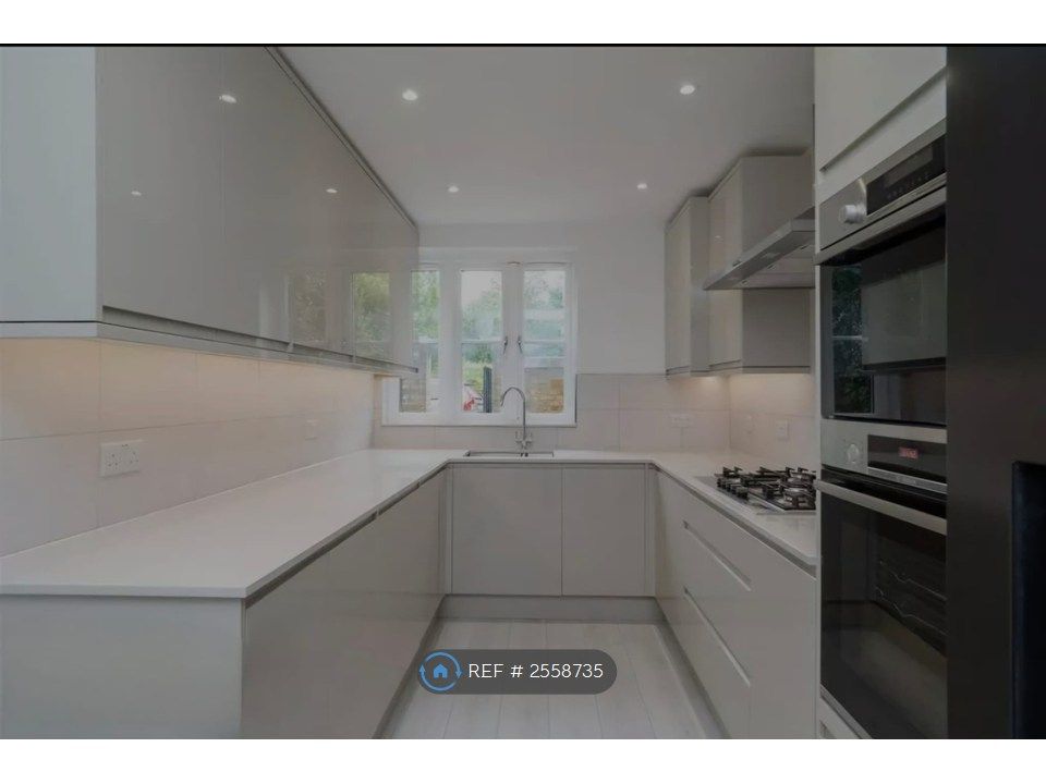 Property photo 3 of 17 Kitchen