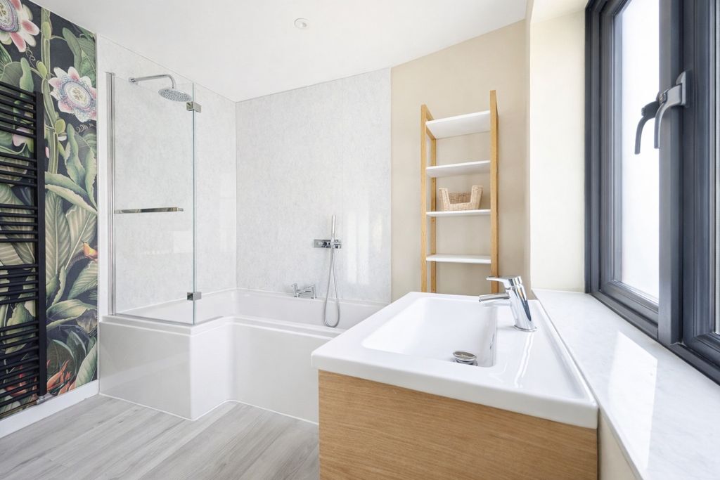 Property photo 3 of 22 Family Bathroom