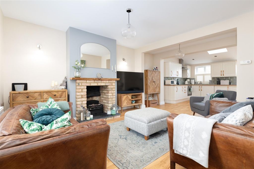 Property photo 3 of 16 47 High Street-2.Jpg