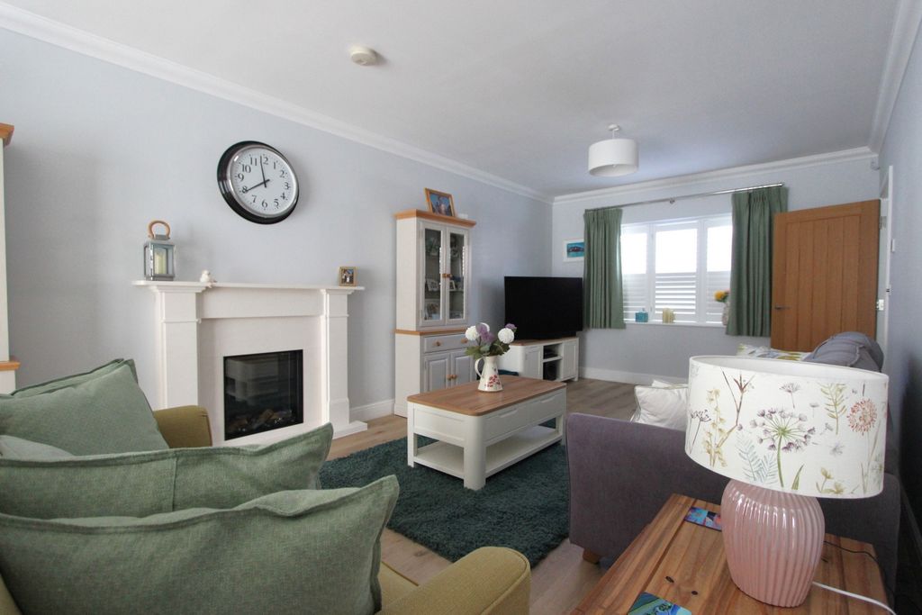 Property photo 3 of 20 Sitting Room (2)