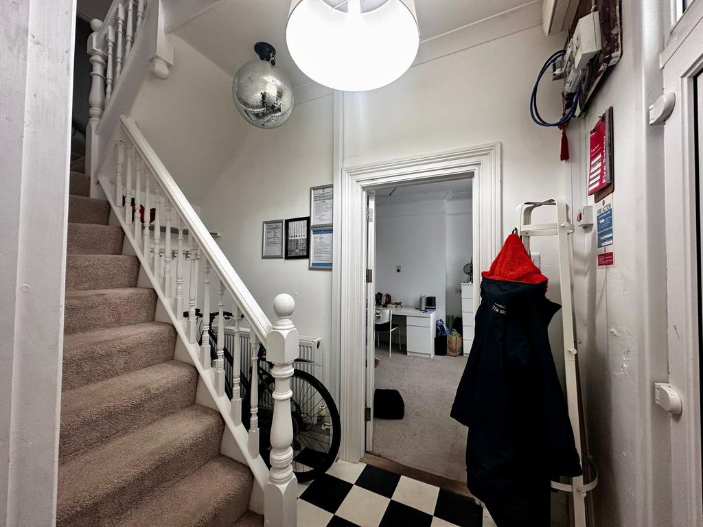 Property photo 3 of 25