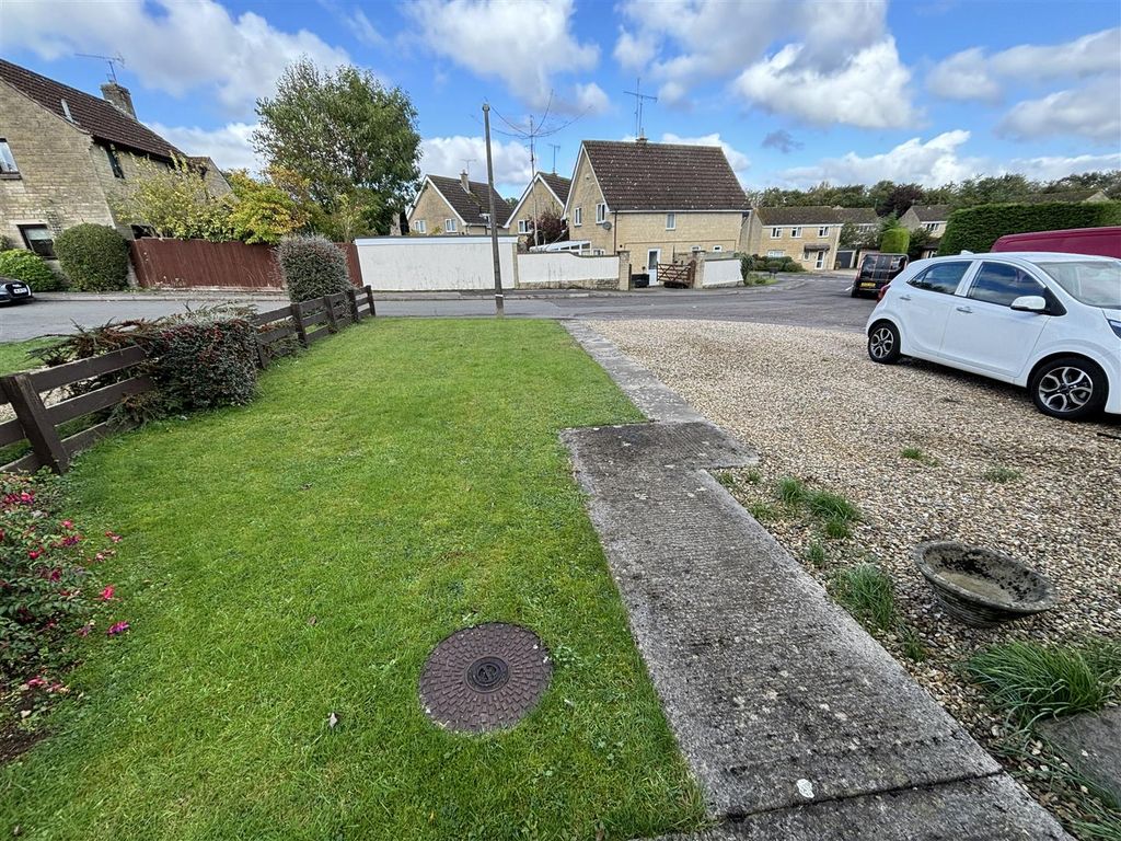 Property photo 3 of 10 Front Garden
