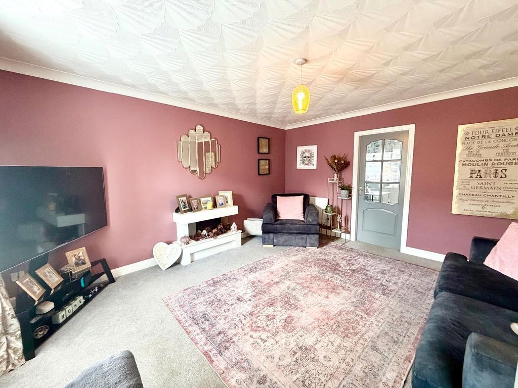 Property photo 3 of 12 Lounge