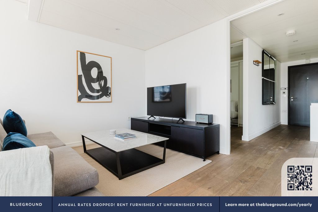 Property photo 3 of 21 Living Room