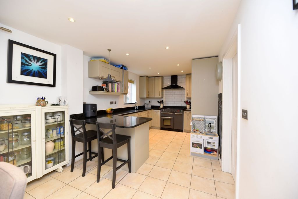 Property photo 3 of 28