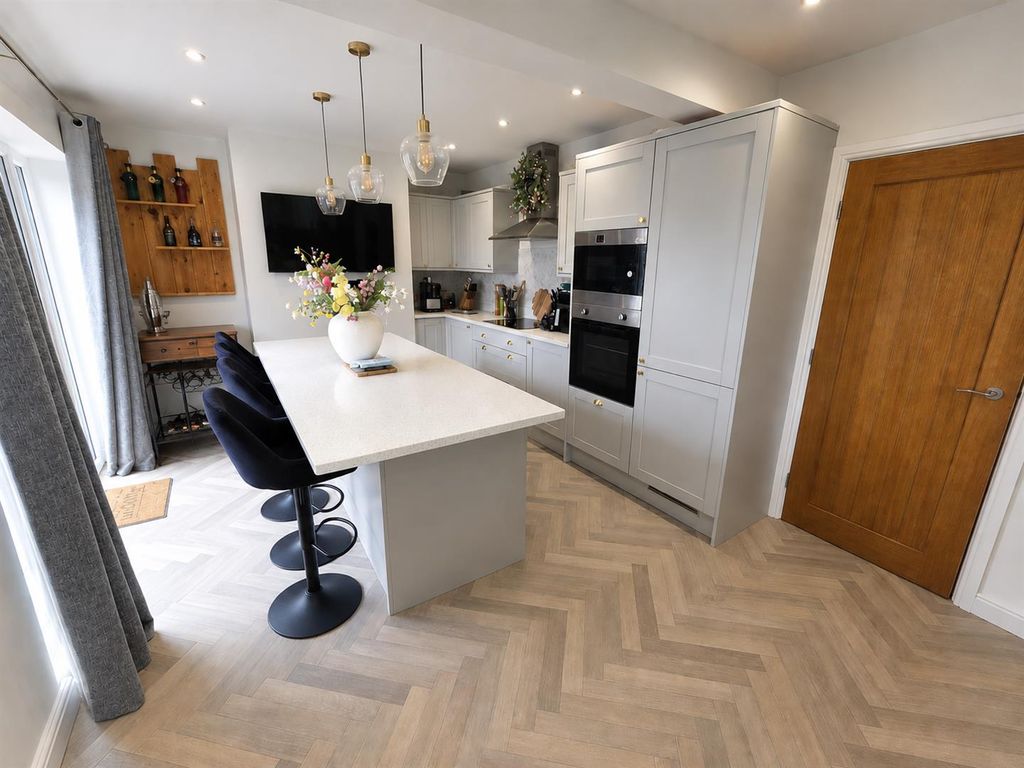 Property photo 2 of 12 Kitchen - Clear .Png