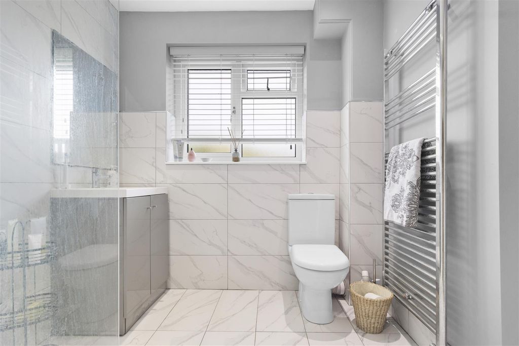 Property photo 2 of 40 Shower Room