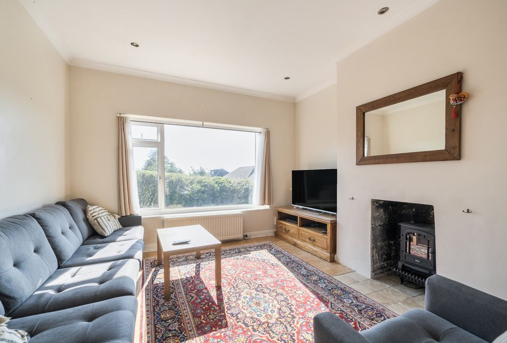 Property photo 2 of 18 Sitting Room